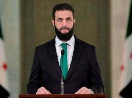 Η κυβέρνηση των ΗΠΑ αφαίρεσε χθες Παρασκευή τον προσωρινό πρόεδρο της Συρίας, τον Άχμεντ αλ Σάρα, από τη μαύρη λίστα των προσώπων τα οποία χαρακτηρίζει «τρομοκράτες», κίνηση με ιδιαίτερο συμβολισμό, λίγα 24ωρα προτού ο ενδιαφερόμενος κάνει ιστορική επίσκεψη στον Λευκό Οίκο. Τον de facto σύρο πρόεδρο αναμένεται να υποδεχτεί μεθαύριο Δευτέρα στον Λευκό Οίκο ο Ντόναλντ Τραμπ. Θα πρόκειται για την πρώτη επίσκεψη αρχηγού του στην προεδρία των ΗΠΑ από ιδρύσεως του συριακού κράτους κράτους και για καθαγιασμό του ως πέρυσι τζιχαντιστή, προτού συμπληρωθεί ένας χρόνος αφότου κατέλαβε την εξουσία κι έβγαλε τη χώρα του από τη διεθνή απομόνωση. Η απόσυρση από τη μαύρη λίστα των προσώπων και των οργανώσεων που χαρακτηρίζονται «τρομοκρατικές» ελήφθη «σε αναγνώριση της προόδου που έχει επιτευχθεί μετά την αποχώρηση του Μπασάρ αλ Άσαντ και (του τέλους) των 50 και πλέον χρόνων καταστολής υπό το καθεστώς (των) Άσαντ», υπογραμμίζεται σε ανακοίνωση Τύπου του Στέιτ Ντιπάρτμεντ. «Η νέα συριακή κυβέρνηση, υπό τον πρόεδρο αλ Σάρα, εργάζεται σκληρά για να βρει τους αμερικανούς αγνοούμενους, να τηρήσει τις δεσμεύσεις της για την καταπολέμηση της τρομοκρατίας και της διακίνησης ναρκωτικών, να εξαλείψει όλα τα υπολείμματα χημικών όπλων και να προωθήσει την ασφάλεια και τη σταθερότητα στην περιφέρεια, καθώς και πολιτική διαδικασία χωρίς αποκλεισμούς υπό συριακή ηγεσία», προστίθεται στο κείμενο. Ο ΟΗΕ ήρε τις κυρώσεις Την Πέμπτη, το Συμβούλιο Ασφαλείας του ΟΗΕ προχώρησε στην άρση, με παρότρυνση των ΗΠΑ, των δικών του κυρώσεων σε βάρος του Σάρα· ως προχθές, χρειαζόταν ειδική εξαίρεση των Ηνωμένων Εθνών για κάθε του ταξίδι στο εξωτερικό. Αφότου ανέλαβε την εξουσία, ο Σάρα επιδιώκει να πείσει πως ήλθε σε ρήξη με το τζιχαντιστικό παρελθόν του, πολλαπλασιάζοντας τα ανοίγματα στη Δύση, σε χώρες της περιοχής, ιδίως πλούσιες μοναρχίες του Κόλπου, κι αρχίζοντας διαπραγματεύσεις με το Ισραήλ, παρότι οι δυο χώρες παραμένουν, από τεχνική άποψη, σε εμπόλεμη κατάσταση. Επισκέφθηκε ήδη τις ΗΠΑ τον Σεπτέμβριο, για να απευθύνει ομιλία στη Γενική Συνέλευση του ΟΗΕ στη Νέα Υόρκη.