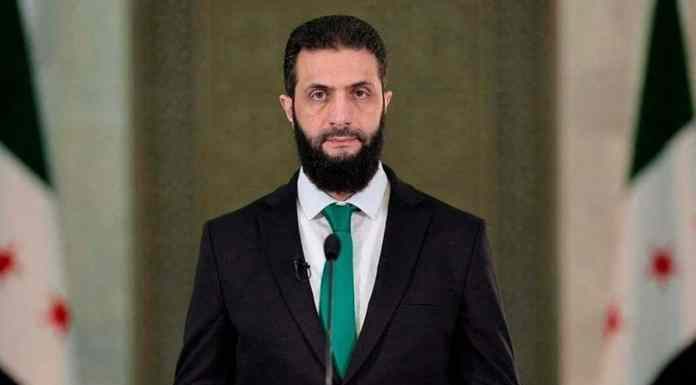 Ο ΤΖΙΧΑΝΤΙΣΤΗΣ ΠΡΟΕΔΡΟΣ ΤΗΣ ΣΥΡΙΑΣ ΒΓΗΚΕ ΑΠΟ ΤΗ ΛΙΣΤΑ ΤΡΟΜΟΚΡΑΤΩΝ ΚΑΙ ΙΣΧΥΡΟΠΟΙΕΙ ΤΗ ΘΕΣΗ ΤΟΥ ΣΤΟΝ ΠΑΓΚΟΣΜΙΟ ΧΑΡΤΗ Η κυβέρνηση των ΗΠΑ αφαίρεσε χθες Παρασκευή τον προσωρινό πρόεδρο της Συρίας, τον Άχμεντ αλ Σάρα, από τη μαύρη λίστα των προσώπων τα οποία χαρακτηρίζει «τρομοκράτες», κίνηση με ιδιαίτερο συμβολισμό, λίγα 24ωρα προτού ο ενδιαφερόμενος κάνει ιστορική επίσκεψη στον Λευκό Οίκο. Τον de facto σύρο πρόεδρο αναμένεται να υποδεχτεί μεθαύριο Δευτέρα στον Λευκό Οίκο ο Ντόναλντ Τραμπ. Θα πρόκειται για την πρώτη επίσκεψη αρχηγού του στην προεδρία των ΗΠΑ από ιδρύσεως του συριακού κράτους κράτους και για καθαγιασμό του ως πέρυσι τζιχαντιστή, προτού συμπληρωθεί ένας χρόνος αφότου κατέλαβε την εξουσία κι έβγαλε τη χώρα του από τη διεθνή απομόνωση. Η απόσυρση από τη μαύρη λίστα των προσώπων και των οργανώσεων που χαρακτηρίζονται «τρομοκρατικές» ελήφθη «σε αναγνώριση της προόδου που έχει επιτευχθεί μετά την αποχώρηση του Μπασάρ αλ Άσαντ και (του τέλους) των 50 και πλέον χρόνων καταστολής υπό το καθεστώς (των) Άσαντ», υπογραμμίζεται σε ανακοίνωση Τύπου του Στέιτ Ντιπάρτμεντ. «Η νέα συριακή κυβέρνηση, υπό τον πρόεδρο αλ Σάρα, εργάζεται σκληρά για να βρει τους αμερικανούς αγνοούμενους, να τηρήσει τις δεσμεύσεις της για την καταπολέμηση της τρομοκρατίας και της διακίνησης ναρκωτικών, να εξαλείψει όλα τα υπολείμματα χημικών όπλων και να προωθήσει την ασφάλεια και τη σταθερότητα στην περιφέρεια, καθώς και πολιτική διαδικασία χωρίς αποκλεισμούς υπό συριακή ηγεσία», προστίθεται στο κείμενο. Ο ΟΗΕ ήρε τις κυρώσεις Την Πέμπτη, το Συμβούλιο Ασφαλείας του ΟΗΕ προχώρησε στην άρση, με παρότρυνση των ΗΠΑ, των δικών του κυρώσεων σε βάρος του Σάρα· ως προχθές, χρειαζόταν ειδική εξαίρεση των Ηνωμένων Εθνών για κάθε του ταξίδι στο εξωτερικό. Αφότου ανέλαβε την εξουσία, ο Σάρα επιδιώκει να πείσει πως ήλθε σε ρήξη με το τζιχαντιστικό παρελθόν του, πολλαπλασιάζοντας τα ανοίγματα στη Δύση, σε χώρες της περιοχής, ιδίως πλούσιες μοναρχίες του Κόλπου, κι αρχίζοντας διαπραγματεύσεις με το Ισραήλ, παρότι οι δυο χώρες παραμένουν, από τεχνική άποψη, σε εμπόλεμη κατάσταση. Επισκέφθηκε ήδη τις ΗΠΑ τον Σεπτέμβριο, για να απευθύνει ομιλία στη Γενική Συνέλευση του ΟΗΕ στη Νέα Υόρκη.