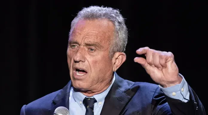 Ρόμπερτ Κένεντι: Η «Pfizer γνώριζε από την αρχή ότι τα εμβόλια Covid δεν αποτρέπουν την μετάδοση του ιού και είπαν ψέματα» Ρόμπερτ Κένεντι: Η «Pfizer γνώριζε από την αρχή ότι τα εμβόλια Covid δεν αποτρέπουν την μετάδοση του ιού και είπαν ψέματα»