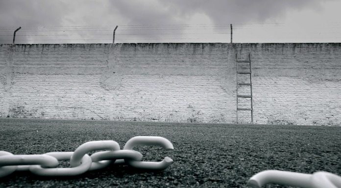 Ατιμωρησία στα αλισβερίσια και στις ευθύνες των πολιτικών προσώπων