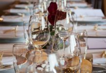 Η απόπειρα ιδιωτικής δεξίωσης στη Δήλο και το πραγματοποιημένο δείπνο στην Έφεσο