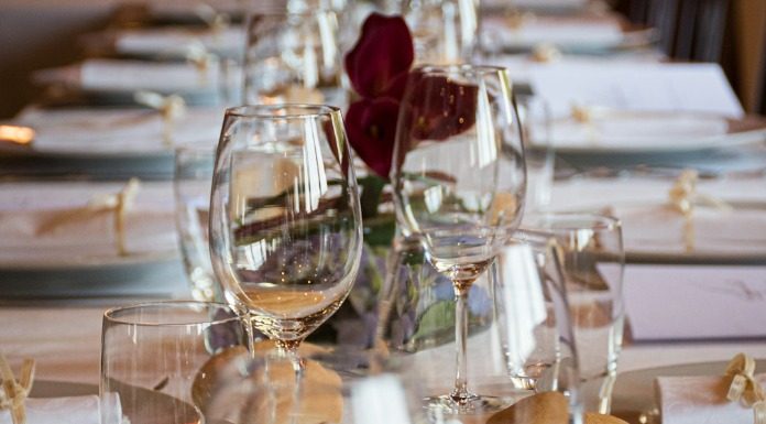 Η απόπειρα ιδιωτικής δεξίωσης στη Δήλο και το πραγματοποιημένο δείπνο στην Έφεσο