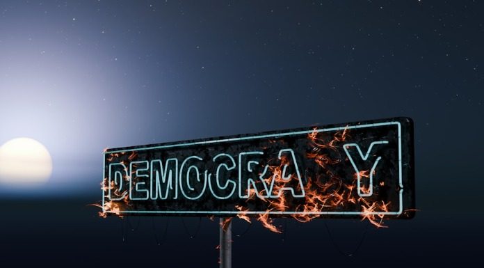 Οι Έλληνες πρέπει να ξαναπάρουν στα χέρια τους την Δημοκρατία