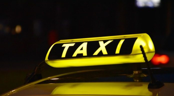 Οι οδηγοί ταξί αντιδρούν στην υποχρεωτική εφαρμογή της ηλεκτροκίνησης