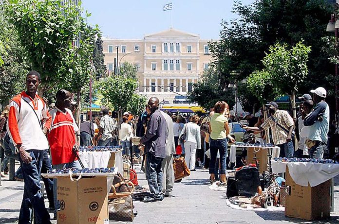 ΟΙ ΑΛΟΔΑΠΟΙ ΔΕΝ ΣΥΛΑΜΒΑΝΟΝΤΑΙ ΕΝΩ ΑΥΤΗ ΕΙΝΑΙ Η 90ΧΡΟΝΗ ΓΙΑΓΙΑ ΠΟΥ ΣΥΝΕΛΑΒΕ Η ΑΣΤΥΝΟΜΙΑ ΣΤΗΝ ΘΕΣΣΑΛΟΝΙΚΗ ΕΠΕΙΔΗ ΠΟΥΛΟΥΣΕ ΜΑΛΛΙΝΕΣ ΚΑΛΤΣΕΣ (ΠΟΥ ΕΠΛΕΚΕ Η ΙΔΙΑ)