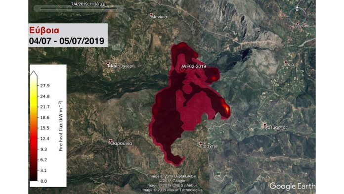 Πυρκαγιά Μακρυχωρίου Εύβοιας - 4 Ιουλίου 2019 Σύνταξη άρθρου: Θ. Γιάνναρος, Β. Κοτρώνη, Κ. Λαγουβάρδος, Χ. Γιάνναρος Ε.Α.Α. – Πεντέλη, Πέμπτη 4 Ιουλίου 2019, 20:00 Στο επόμενο βίντεο παρουσιάζεται η πρόγνωση για την εξέλιξη (έως το μεσημέρι της 05/07/2019, ώρα 14:30 τοπική) της πυρκαγιάς στη δασική περιοχή του Μακρυχωρίου στην Εύβοια, όπως αυτή προέκυψε από την εφαρμογή του προγνωστικού συστήματος IRIS του Εθνικού Αστεροσκοπείου Αθηνών (ΕΑΑ) και του meteo.gr. Ειδικότερα, παρουσιάζονται η πορεία των μετώπων της φωτιάς (κόκκινο) και η ροή θερμότητας από την πυρκαγιά (μαύρο-κίτρινο), λαμβάνοντας υπόψη την αμφίδρομη αλληλεπίδραση μεταξύ της φωτιάς και του καιρού.