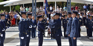 Για πρώτη φορά γυναίκα αρχηγός της Σχολής Ικάρων Η νεαρή αρχισμηνίας-ιπτάμενη Μαρίνα Κωνσταντίνου είναι η πρώτη γυναίκα στην ιστορία της Πολεμικής Αεροπορίας που γίνεται Αρχηγός της Σχολής Ικάρων