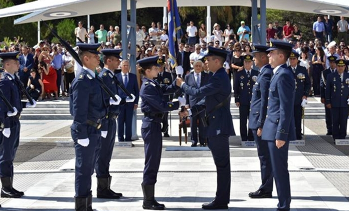Για πρώτη φορά γυναίκα αρχηγός της Σχολής Ικάρων Η νεαρή αρχισμηνίας-ιπτάμενη Μαρίνα Κωνσταντίνου είναι η πρώτη γυναίκα στην ιστορία της Πολεμικής Αεροπορίας που γίνεται Αρχηγός της Σχολής Ικάρων