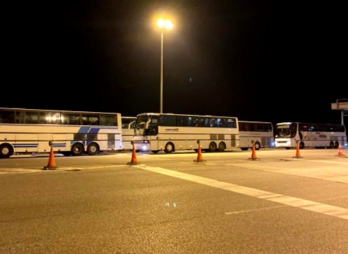 Έρχονται τώρα λεωφορεία γεμάτα με μετανάστες στην Εύβοια