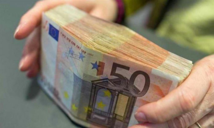 Στο επίκεντρο του ΔΝΤ η Ελλάδα – Επιμένει σε μείωση του αφορολόγητου και περικοπή των συντάξεων