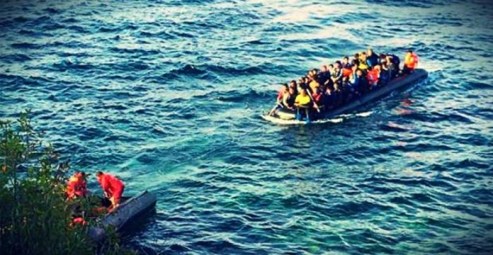 Συνεχίζεται η εισβολή λαθρομεταναστών – Έρχονται αποβιβάζονται και τους «διασώζουν» από την στεριά