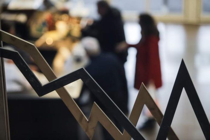 Handelsblatt για την Ελλαδα: ΟΙΚΟΝΟΜΙΚΗ ΚΑΤΑΡΕΥΣΗ ΚΑΙ ΥΦΕΣΗ ΜΕΧΡΙ 15%