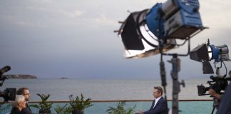 Όλοι χτυπούν αλύπητα τους Έλληνες, άλλοι ολοφάνερα και ξεδιάντροπα όπως οι χώρες της «φιλικής» κατά τα άλλα Ευρώπης .. κι άλλοι πισώπλατα και ύπουλα όπως οι ίδιοι οι κυβερνώντες την Ελλάδα…