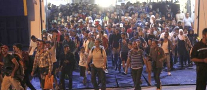 ΑΦΙΞΗ ΕΝΟΣ ΟΛΟΚΛΗΡΟΥ ΜΟΥΣΟΥΛΜΑΝΙΚΟΥ ΧΘΕΣ ΣΤΟΝ ΠΕΙΡΑΙΑ (ΦΩΤΟΓΡΑΦΙΑ ΑΡΧΕΙΟΥ)