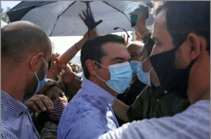 Μπουγέλωσαν τον Τσίπρα έξω από το Εφετείο