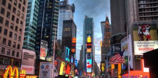 NEW YORK - ΝΕΑ ΥΟΡΚΗ ΣΗΜΑΙΝΕΙ ΝΕΟ ΚΤΗΝΟΣ