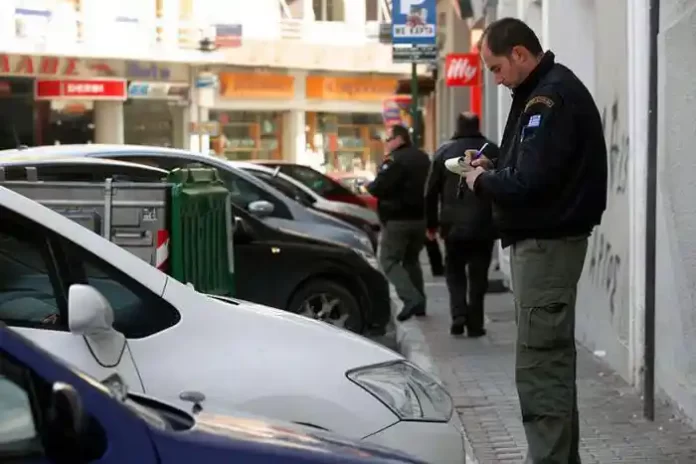 Τροχαία: Χειροπέδες σε 13 άτομα που κρατούσαν παράνομα θέσεις πάρκινγκ σε δρόμους και πεζοδρόμια
