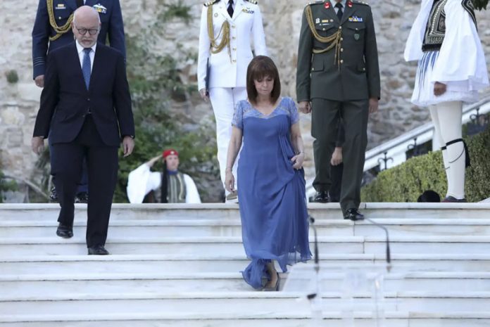 Έμμεσα υπέρ καταδικασμένου για βιασμό ανηλίκων η Πρόεδρος της Ελληνικής Δημοκρατίας