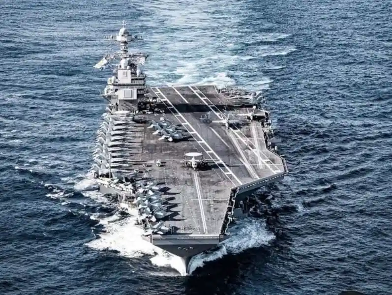 Προφανώς έχει δράκο το παραμύθι. Το μεγαλύτερο αεροπλανοφορο και θαλάσσιο Πολεμικό σκάφος παγκοσμίως με 333 μέτρα μήκος.Μεταφέρει έως 80 πολεμικά αεροσκάφη. Έχει δύο πυρηνικούς αντιδραστήρες. Κόστισε 14 δις $. Μεταφέρει πλήρωμα 5.000 "ατόμων" και στις υποδομές του περιλαμβάνει τουαλέτες για άνδρες, γυναίκες και ουδετερόφυλ@.