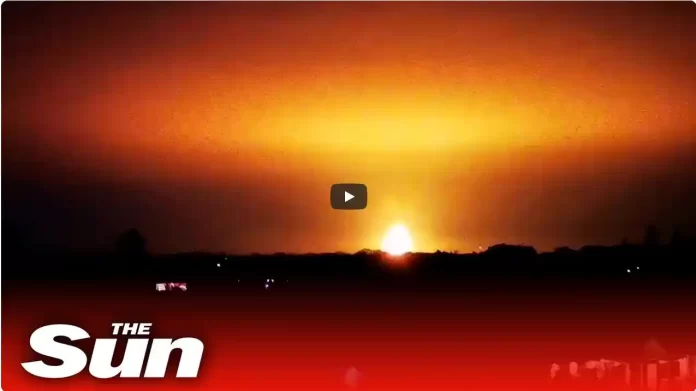 Έκρηξη στο Oxfordshire LIVE: Κεραυνός χτυπά δεξαμενή βιοαερίου στέλνοντας τεράστια βολίδα στον ουρανό