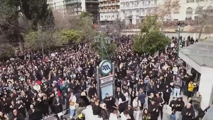Βούλιαξαν οι πόλεις σε όλη τη χώρα: Εκατομμύρια Έλληνες ενώθηκαν και ζητούν δικαιοσύνη για τα Τέμπη
