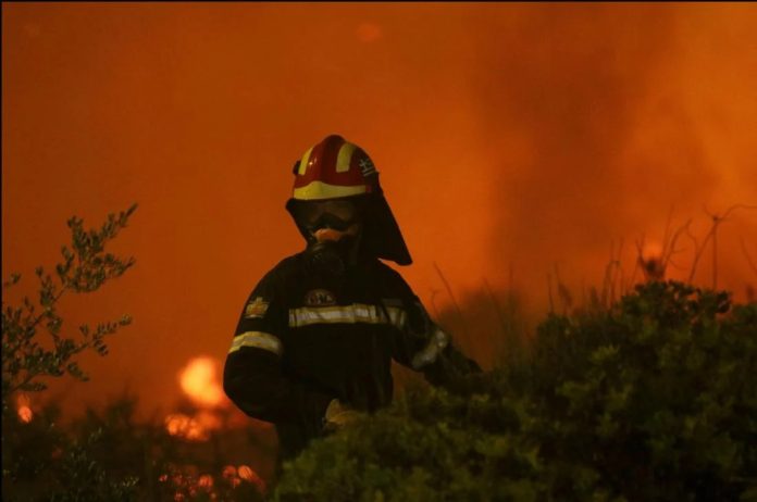 Πυροσβέστης καταγγέλλει ότι τον έκλεψαν ενώ έδινε μάχη με τις φλόγες