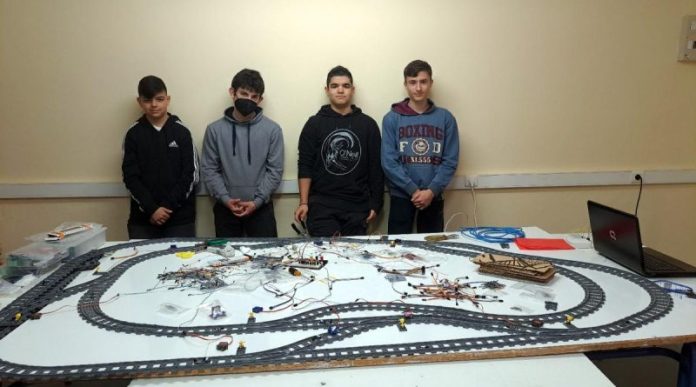 Μαθητές του ΕΠΑΛ Αλίμου έφτιαξαν σύστημα τηλεδιοίκησης τρένων