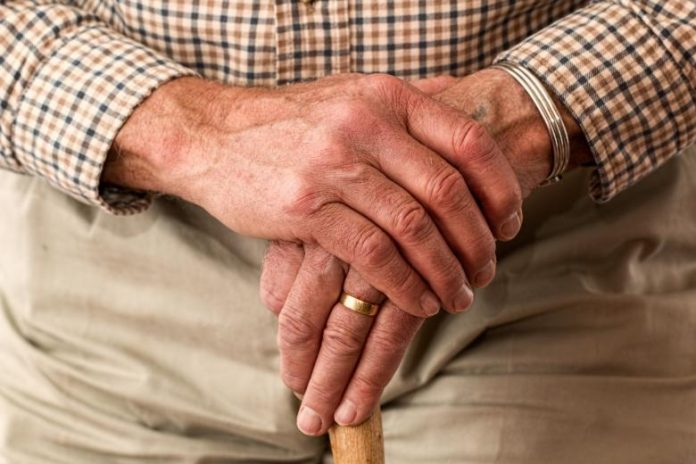 Συνταξιούχοι που εργάζονται: Παρακράτηση στο μισθό αντί του πέναλτι 30% - Οι κερδισμένοι
