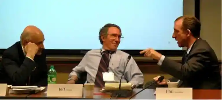 Ο Jeffrey Cooper (μέσος) του SAIC/Leidos, ιδρυτικό μέλος του Pentagon's Highlands Forum, ακούει τον Phil Venables (δεξιά), ανώτερο συνεργάτη της Goldman Sachs, στη συνεδρία του Φόρουμ του 2010 για την cyber-deterrence στο CSIS