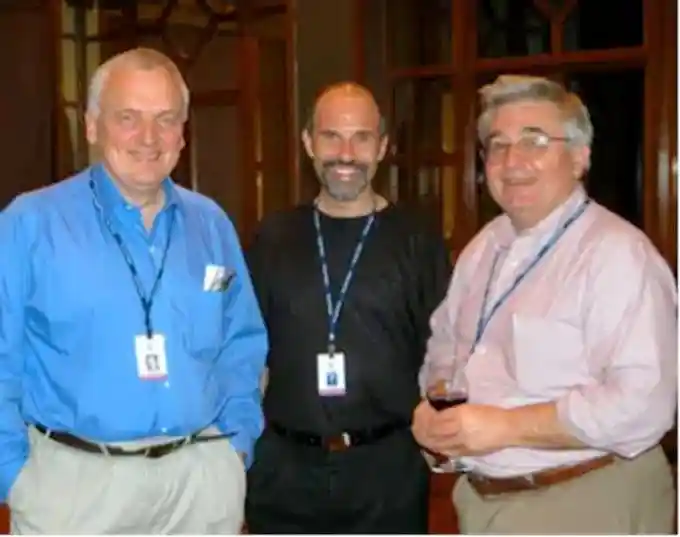 Ο John Rendon (δεξιά) στο Highlands Forum, συνοδευόμενος από τον παρουσιαστή του BBC Nik Gowing (αριστερά) και τον Jeff Jonas, επικεφαλής μηχανικό της IBM Entity Analytics (μέση)