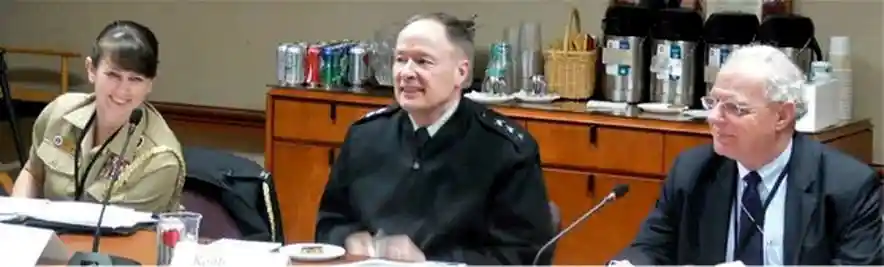 Ο στρατηγός Keith Alexander (μέσος), ο οποίος υπηρέτησε ως διευθυντής της NSA και επικεφαλής της Κεντρικής Υπηρεσίας Ασφαλείας από το 2005 έως το 2014, καθώς και διοικητής της Διοίκησης Κυβερνοχώρου των ΗΠΑ από το 2010 έως το 2014, στη συνεδρίαση του Φόρουμ Highlands 2010 για τον κυβερνοχώρο αναχαίτιση