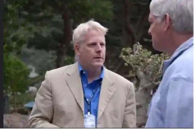 Ο Lewis Shepherd (αριστερά), τότε ανώτερος αξιωματικός τεχνολογίας στην Υπηρεσία Αμυντικών Πληροφοριών του Πενταγώνου, μιλά με τον Peter Norvig (δεξιά), διάσημο ειδικό στην τεχνητή νοημοσύνη και διευθυντή έρευνας στην Google. Αυτή η φωτογραφία είναι από μια συνάντηση του φόρουμ του Highlands το 2007. 