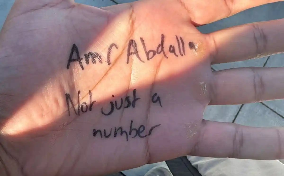 Γάζα: Τα παιδιά στην Παλαιστίνη γράφουν το όνομά τους στα χέρια τους, ώστε να αναγνωρίζονται αν πέσει η βόμβα