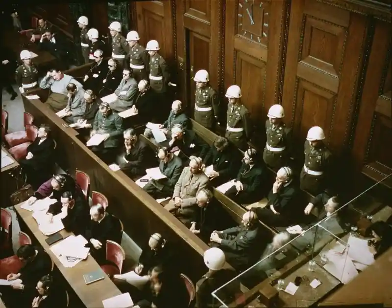 Άποψη των κατηγορούμενων στο εδώλιο του Διεθνούς Στρατοδικείου κατά τη δίκη των εγκληματιών πολέμου στη Νυρεμβέργη.Άποψη των κατηγορούμενων στο εδώλιο του Διεθνούς Στρατοδικείου κατά τη δίκη των εγκληματιών πολέμου στη Νυρεμβέργη. Νοέμβριος 1945. National Archives and Records Administration, College Park, MD Προβολή αρχειακού υλικού 