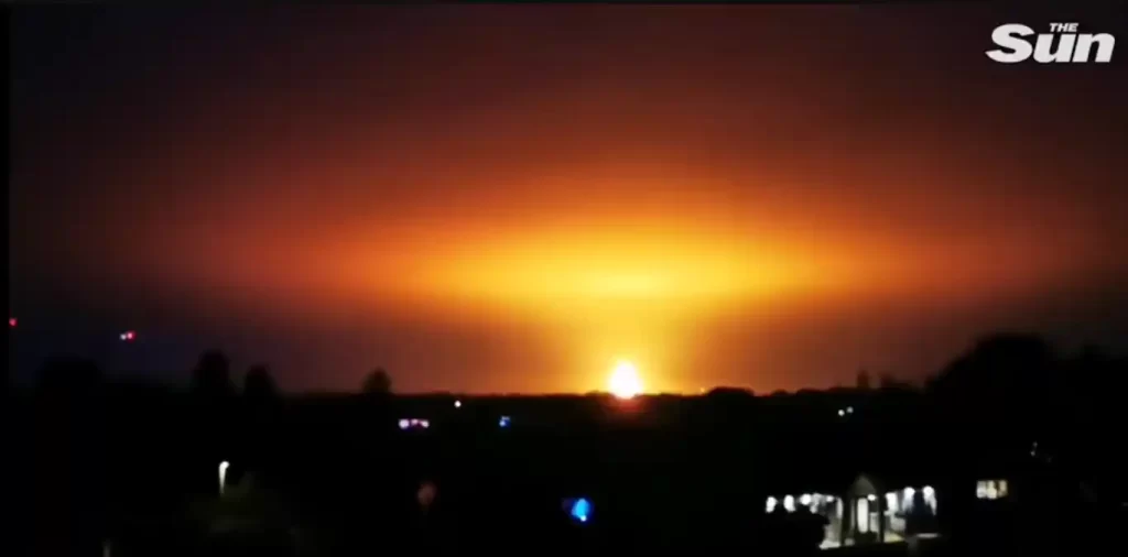 Έκρηξη στο Oxfordshire LIVE: Κεραυνός χτυπά δεξαμενή βιοαερίου στέλνοντας τεράστια βολίδα στον ουρανό