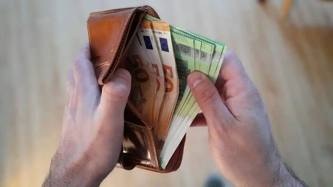 Το 86% των Ελλήνων δε μπορούν να πληρώσουν τους λογαριασμούς τους. Ευρωβαρόμετρο