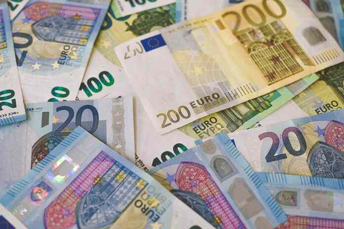 Πλαφόν στα 10.000 ευρώ βάζει η Ευρωπαϊκή Ένωση για πληρωμές σε μετρητά