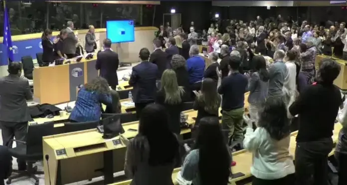 Το ευρωκοινοβούλιο υποκλίνεται στην κ.Καρυστιανού για τα Τέμπη(βίντεο)