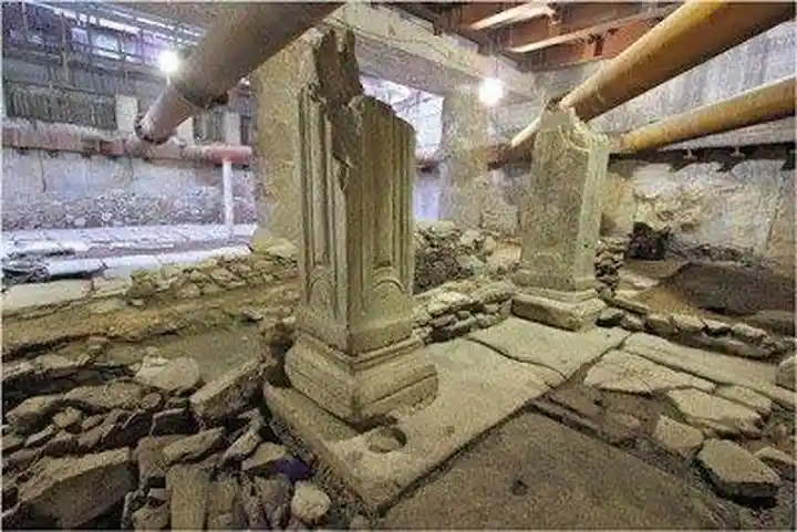 Οι ανασκαφές στον σταθμό Βενιζέλου, όπου έχει εντοπισθεί το Βυζαντινό Σταυροδρόμι και έχουν σταματήσει οι εργασίες για την κατασκευή του, έγιναν με άκρα μυστικότητα και έφτασαν σε υποκείμενα στρώματα