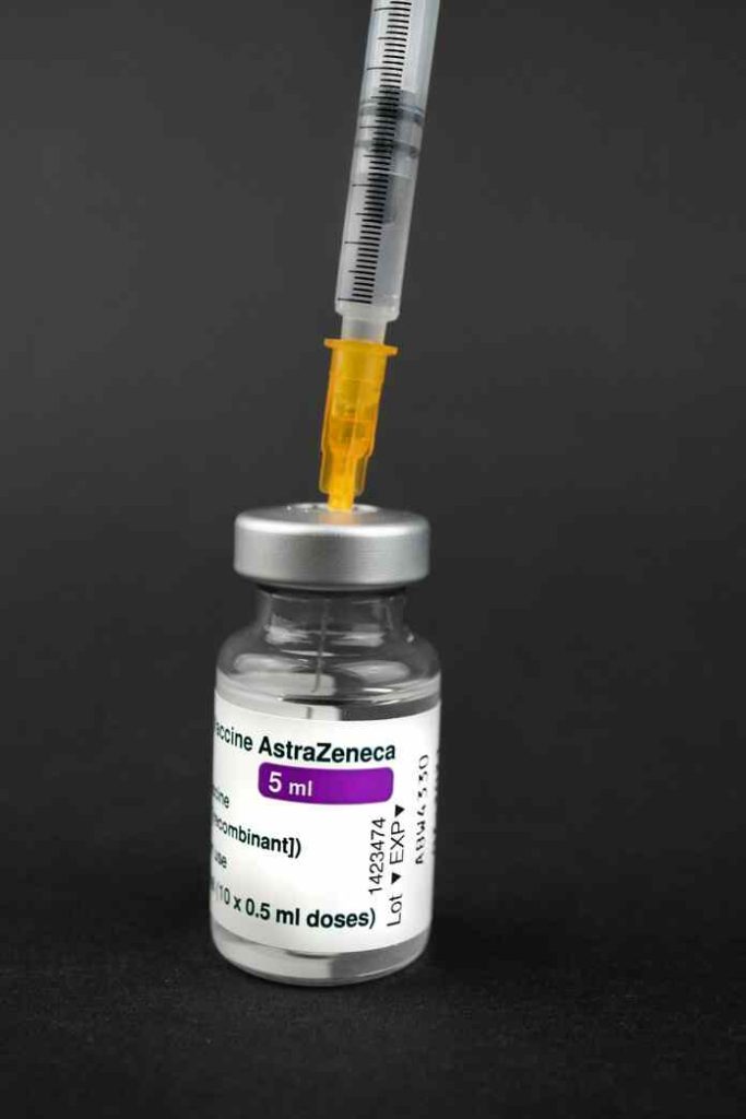 Η AstraZeneca αποσύρει παγκοσμίως το εμβόλιο κατά του Covid-19 μετά την παραδοχή ότι προκαλεί παρενέργειες!