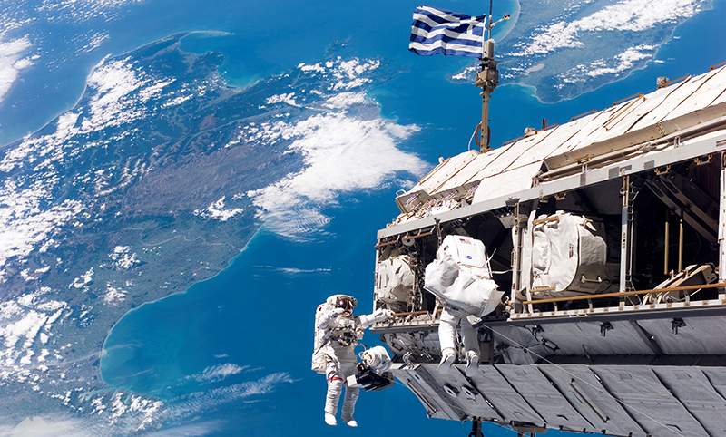 Η σημαία κυμάτισε για πεÏίπου μισή ÏŽÏα πάνω από τον ISS