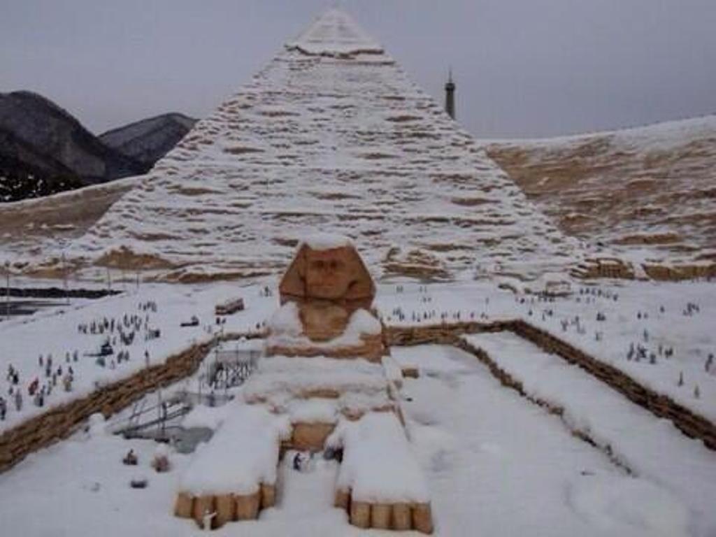 Χιονισμένες πυραμίδες! Χιόνι στην Αίγυπτο, οι καμήλες σε προβληματισμό [Photos]