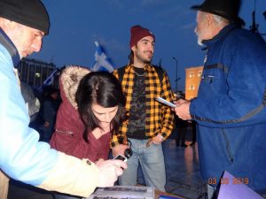 3-3-2019 συνταγμα ε.συ. ενημερωση .. Δειτε τους τουριστες με τα φυλλαδια στο χερι πως κοιτανε τους δικους τους καταπιστευματικους λογαριασμους , το μυστικο δεν ειναι πια μυστικο εφυγε απανταχου στη γαια δημητρα αρτεμη σωρρα ευγε. αντιλαμβανεται κανεις παραμιλητο θα εριξαν.!!! Ηρθαν στην ελλαδα απλοι τουριστες και εγιναν κατοχοι τεραστιας αποκρυφης γνωσης που εφερε στο φως ο αρτεμης σωρρας. Φωτογραφιζουν τους αριθμους λογαριασμων του καταπιστευματικου πλουτου της χωρας τους με τις υπογραφες και τις φωτογραφιες των κρατικων θεσμων τους για να μεταφερουν τις προτογνωρες πληροφοριες στην πατριδα τους στην χωρα τους