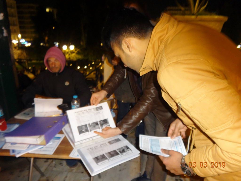 3-3-2019 συνταγμα ε.συ. ενημερωση .. Δειτε τους τουριστες με τα φυλλαδια στο χερι πως κοιτανε τους δικους τους καταπιστευματικους λογαριασμους , το μυστικο δεν ειναι πια μυστικο εφυγε απανταχου στη γαια δημητρα αρτεμη σωρρα ευγε. αντιλαμβανεται κανεις παραμιλητο θα εριξαν.!!! Ηρθαν στην ελλαδα απλοι τουριστες και εγιναν κατοχοι τεραστιας αποκρυφης γνωσης που εφερε στο φως ο αρτεμης σωρρας. Φωτογραφιζουν τους αριθμους λογαριασμων του καταπιστευματικου πλουτου της χωρας τους με τις υπογραφες και τις φωτογραφιες των κρατικων θεσμων τους για να μεταφερουν τις προτογνωρες πληροφοριες στην πατριδα τους στην χωρα τους