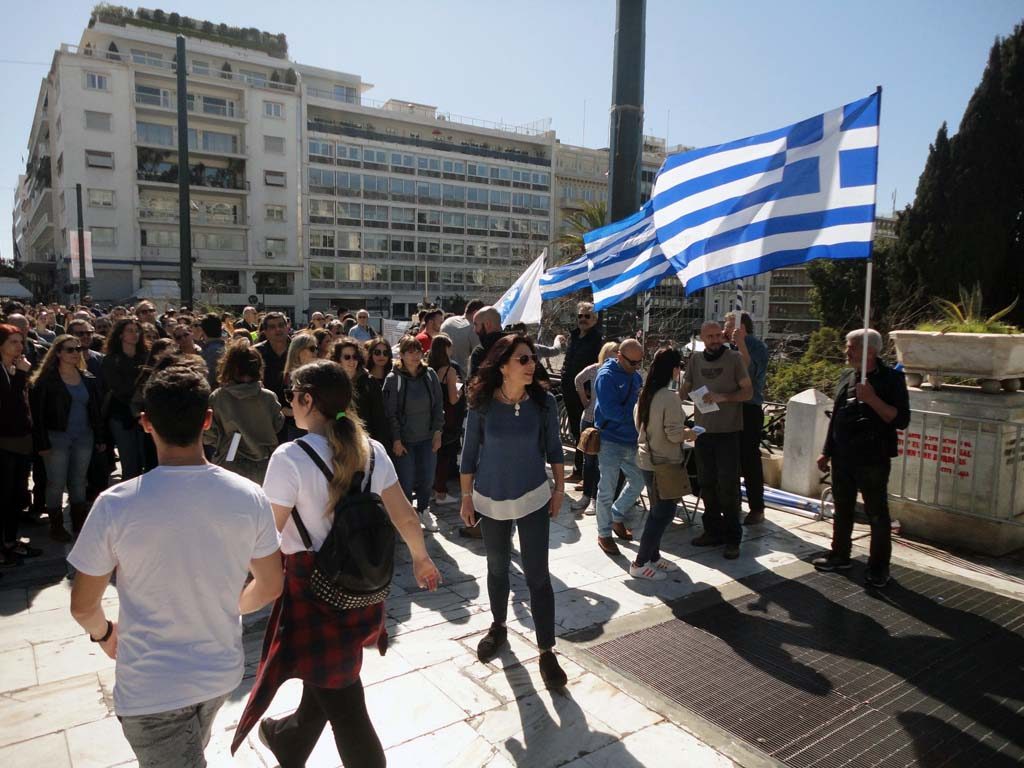 ΠΡΟΕΚΛΟΓΙΚΗ ΠΕΡΙΟΔΟΣ. ΕΞΕΛΙΞΕΙΣ, ΕΛΛΗΝΩΝ ΣΥΝΕΛΕΥΣΙΣ . ΣΥΝΤΑΓΜΑ 10-3-2019. Πλατεία Συντάγματος ενημέρωση δημοτών αλλά και αλοδαπών τουριστών. Για το παγκόσμιο καταπίστευμα, τον πλούτο των Ελλήνων και όλων των χωρών του πλανήτη. Τα παγκόσμια καταπιστευματα. Τα 600δις στην κυρίαρχη Ελληνική Δημοκρατία που είναι δικαιούχοι όλοι οι Ελληνες. Προεκλογική περίοδος στην Ελλάδα. Οι βουλευτές νομοθετούν βγάζουν ΦΕΚ χωρίς κανείς τους να έχει ΦΕΚ για τον εαυτό του. Ούτε ποτέ εκδόθηκε ΦΕΚ σύστασης της Βουλής σε σώμα.