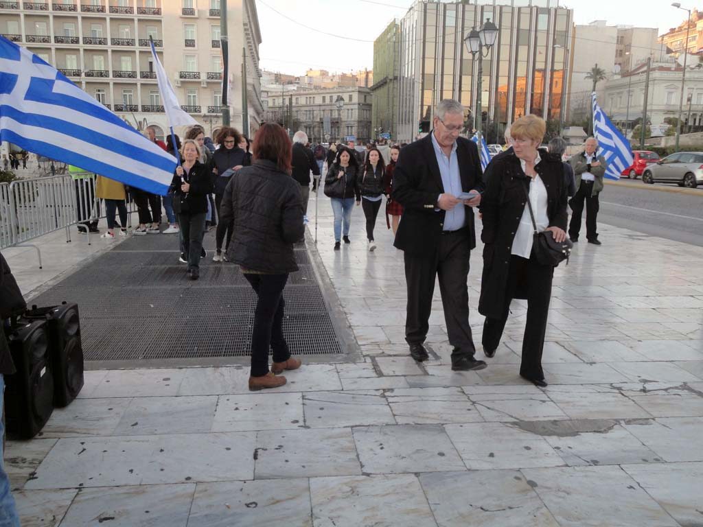 ΠΡΟΕΚΛΟΓΙΚΗ ΠΕΡΙΟΔΟΣ. ΕΞΕΛΙΞΕΙΣ, ΕΛΛΗΝΩΝ ΣΥΝΕΛΕΥΣΙΣ . ΣΥΝΤΑΓΜΑ 10-3-2019. Πλατεία Συντάγματος ενημέρωση δημοτών αλλά και αλοδαπών τουριστών. Για το παγκόσμιο καταπίστευμα, τον πλούτο των Ελλήνων και όλων των χωρών του πλανήτη. Τα παγκόσμια καταπιστευματα. Τα 600δις στην κυρίαρχη Ελληνική Δημοκρατία που είναι δικαιούχοι όλοι οι Ελληνες. Προεκλογική περίοδος στην Ελλάδα. Οι βουλευτές νομοθετούν βγάζουν ΦΕΚ χωρίς κανείς τους να έχει ΦΕΚ για τον εαυτό του. Ούτε ποτέ εκδόθηκε ΦΕΚ σύστασης της Βουλής σε σώμα.