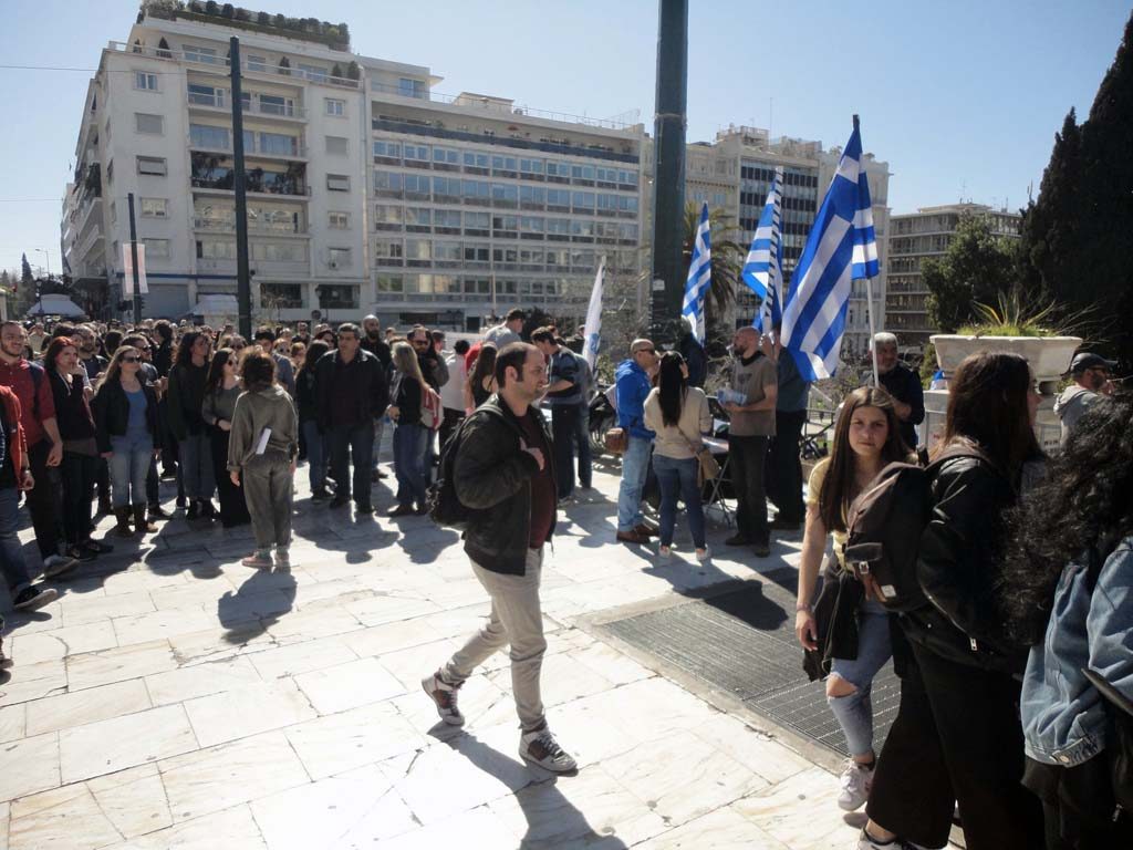 ΠΡΟΕΚΛΟΓΙΚΗ ΠΕΡΙΟΔΟΣ. ΕΞΕΛΙΞΕΙΣ, ΕΛΛΗΝΩΝ ΣΥΝΕΛΕΥΣΙΣ . ΣΥΝΤΑΓΜΑ 10-3-2019. Πλατεία Συντάγματος ενημέρωση δημοτών αλλά και αλοδαπών τουριστών. Για το παγκόσμιο καταπίστευμα, τον πλούτο των Ελλήνων και όλων των χωρών του πλανήτη. Τα παγκόσμια καταπιστευματα. Τα 600δις στην κυρίαρχη Ελληνική Δημοκρατία που είναι δικαιούχοι όλοι οι Ελληνες. Προεκλογική περίοδος στην Ελλάδα. Οι βουλευτές νομοθετούν βγάζουν ΦΕΚ χωρίς κανείς τους να έχει ΦΕΚ για τον εαυτό του. Ούτε ποτέ εκδόθηκε ΦΕΚ σύστασης της Βουλής σε σώμα.