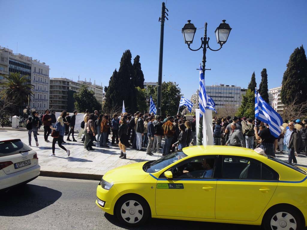 ΠΡΟΕΚΛΟΓΙΚΗ ΠΕΡΙΟΔΟΣ. ΕΞΕΛΙΞΕΙΣ, ΕΛΛΗΝΩΝ ΣΥΝΕΛΕΥΣΙΣ . ΣΥΝΤΑΓΜΑ 10-3-2019. Πλατεία Συντάγματος ενημέρωση δημοτών αλλά και αλοδαπών τουριστών. Για το παγκόσμιο καταπίστευμα, τον πλούτο των Ελλήνων και όλων των χωρών του πλανήτη. Τα παγκόσμια καταπιστευματα. Τα 600δις στην κυρίαρχη Ελληνική Δημοκρατία που είναι δικαιούχοι όλοι οι Ελληνες. Προεκλογική περίοδος στην Ελλάδα. Οι βουλευτές νομοθετούν βγάζουν ΦΕΚ χωρίς κανείς τους να έχει ΦΕΚ για τον εαυτό του. Ούτε ποτέ εκδόθηκε ΦΕΚ σύστασης της Βουλής σε σώμα.