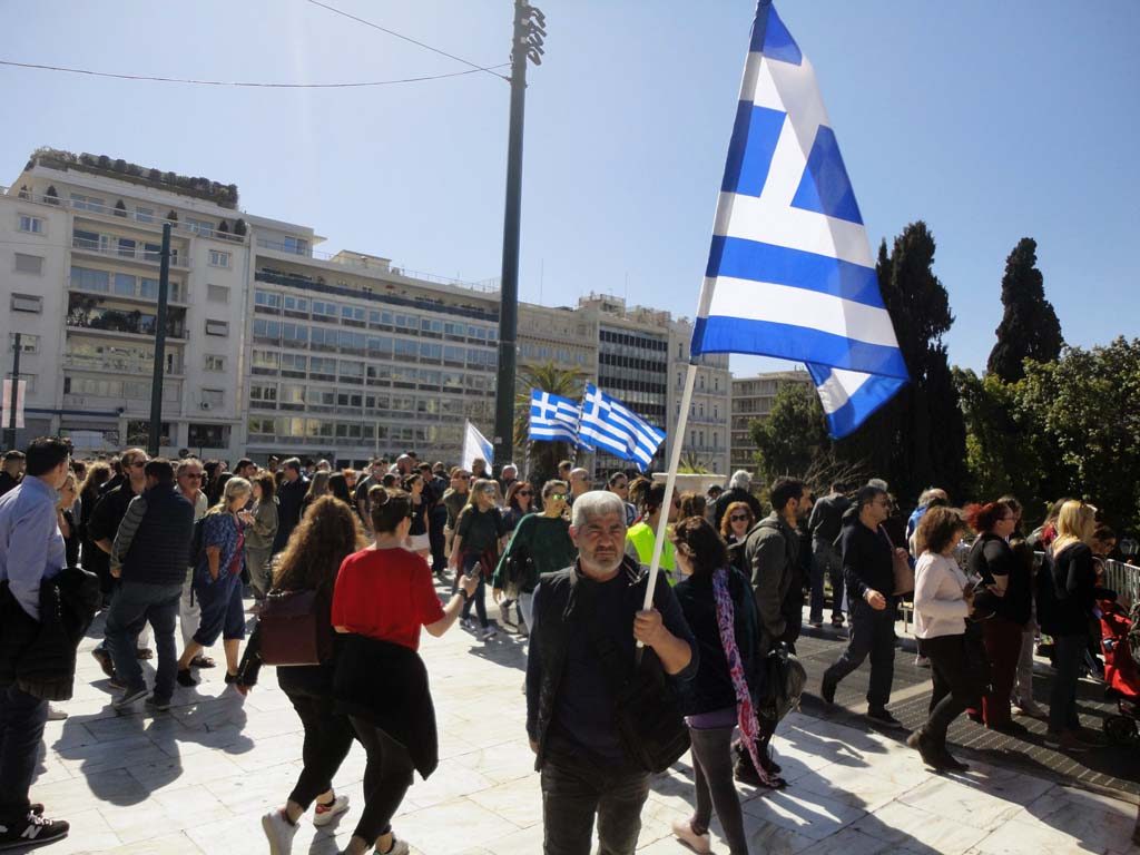 ΠΡΟΕΚΛΟΓΙΚΗ ΠΕΡΙΟΔΟΣ. ΕΞΕΛΙΞΕΙΣ, ΕΛΛΗΝΩΝ ΣΥΝΕΛΕΥΣΙΣ . ΣΥΝΤΑΓΜΑ 10-3-2019. Πλατεία Συντάγματος ενημέρωση δημοτών αλλά και αλοδαπών τουριστών. Για το παγκόσμιο καταπίστευμα, τον πλούτο των Ελλήνων και όλων των χωρών του πλανήτη. Τα παγκόσμια καταπιστευματα. Τα 600δις στην κυρίαρχη Ελληνική Δημοκρατία που είναι δικαιούχοι όλοι οι Ελληνες. Προεκλογική περίοδος στην Ελλάδα. Οι βουλευτές νομοθετούν βγάζουν ΦΕΚ χωρίς κανείς τους να έχει ΦΕΚ για τον εαυτό του. Ούτε ποτέ εκδόθηκε ΦΕΚ σύστασης της Βουλής σε σώμα.