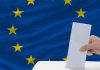 Παράταση μέχρι 5/4/2019 στις αιτήσεις των Ελλήνων κατοίκων της Ε.Ε. για συμμετοχή στις ευρωεκλογές - Αίτηση στην ιστοσελίδα του Υπουργείου Εσωτερικών (www.ypes.gr) μπορούν να υποβάλλουν οι Έλληνες κάτοικοι της Ευρωπαϊκής Ένωσης για τις Ευρωεκλογές 2019, μέχρι και τις 29 Μαρτίου 2019, ώστε να εγγραφούν στους ειδικούς εκλογικούς καταλόγους που θα καταρτίσει το υπουργείο Εσωτερικών και να ασκήσουν το εκλογικό τους δικαίωμα σε πόλεις των κρατών μελών της ΕΕ που διαμένουν μόνιμα ή θα βρίσκονται την ημέρα της ψηφοφορίας.Η αίτηση συμπληρώνεται μέσω του διαδικτυακού τόπου του ΥΠΕΣ είτε από τον ίδιο τον ενδιαφερόμενο, είτε από την οικεία διπλωματική αρχή.Οι Έλληνες κάτοικοι της ΕΕ θα ψηφίσουν σε εκλογικά τμήματα που θα συσταθούν σε ορισμένες πόλεις της χώρας που διαμένουν.